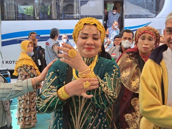 Jemaah Haji yang Pamer Emas di Bandara Sultan Hasanuddin Makassar Diperiksa Bea Cukai