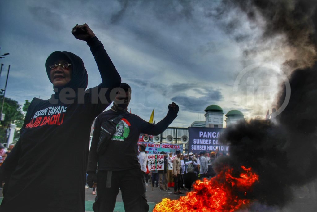 FOTO: Pendemo Tuntut Pemakzulan Presiden Jokowi Hingga Serukan Hak Angket di Gedung DPR 3 IMG 20240305 185521 958