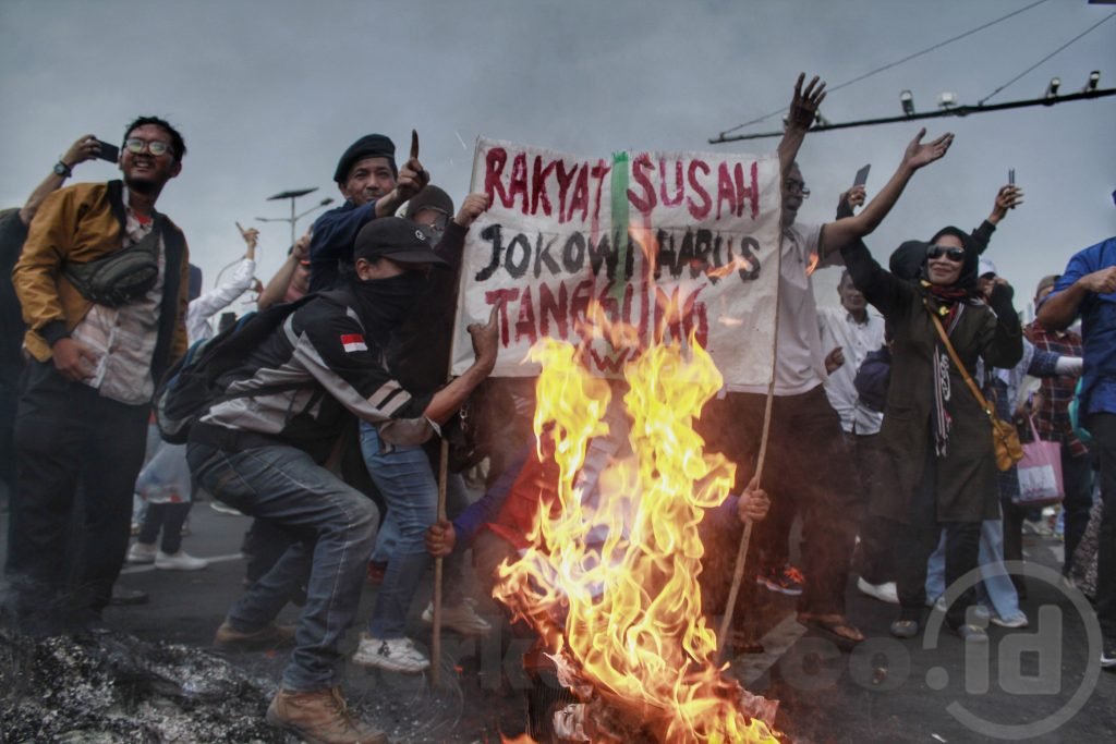 FOTO: Pendemo Tuntut Pemakzulan Presiden Jokowi Hingga Serukan Hak Angket di Gedung DPR 1 IMG 20240305 185521 968