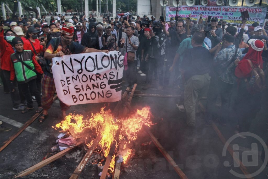 FOTO: Pendemo Tuntut Pemakzulan Presiden Jokowi Hingga Serukan Hak Angket di Gedung DPR 2 IMG 20240305 185521 979