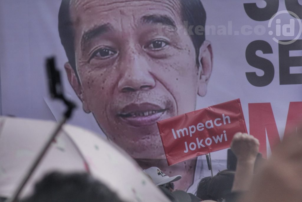 FOTO: Pendemo Tuntut Pemakzulan Presiden Jokowi Hingga Serukan Hak Angket di Gedung DPR 4 IMG 20240305 185758 512