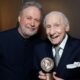 Mel Brooks Dipersembahkan dengan Peabody Award oleh Billy Crystal