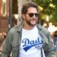 Bradley Cooper Mengenakan Kemeja ‘Ayah Sejak 2017’