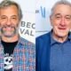 Robert De Niro Menyampaikan ‘Keju’ saat Berpose untuk Foto