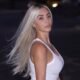 Kim Kardashian Tampil Tanpa Bra dengan Tank Most sensible Tipis