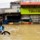 FOTO: Banjir di Jalan Raya Dayeuhkolot Kabupaten Bandung