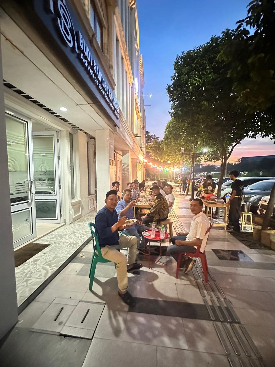 Tebar Kebaikan di Bulan Ramadan, YLC Peradi Cikarang Berbagi Takjil Didepan Kantor Budi Santoso SH & Partners 1 WhatsApp Image 2025 03 22 at 18.51.59