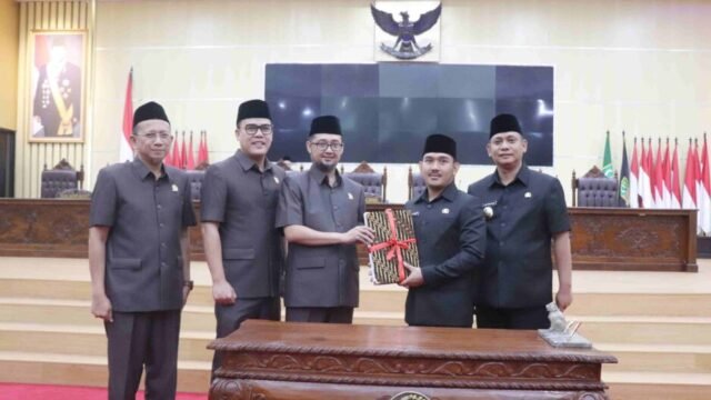 Usai Didemo Mahasiswa soal Kebijakan Tunjangan Legislatif, Bupati Bekasi: Ikuti Keputusan Pemerintah Pusat