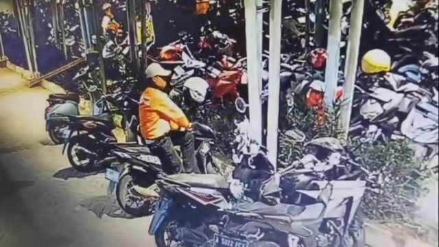 Viral! Pencurian Motor di Mall Living World Grand Wisata Terekam CCTV