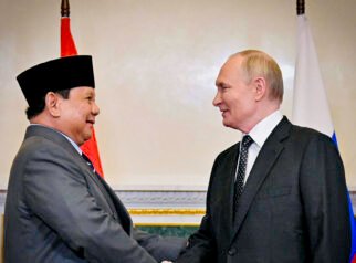 Prabowo Subianto dan Vladimir Putin Jabat Tangan Erat: Momen Diplomatik yang Sarat Makna Prabowo Subianto dan Vladimir Putin Jabat Tangan Erat: Momen Diplomatik yang Sarat Makna