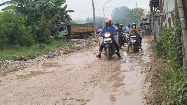 Parah! Proyek Perbaikan Jalan CBL Sukajaya Bekasi Dipenuhi Lumpur