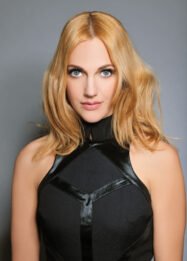 Biografi Artis Meryem Uzerli