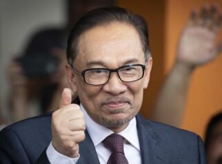 Ribuan rakyat Malaysia menuntut Anwar Ibrahim meletak jawatan