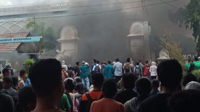 Gedung DPRD NTB dibakar oleh massa aksi