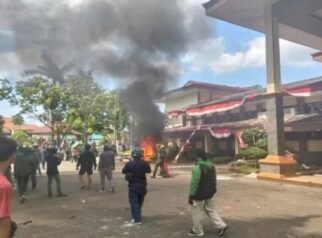 Aksi unjuk rasa di Kabupaten Cirebon pecah