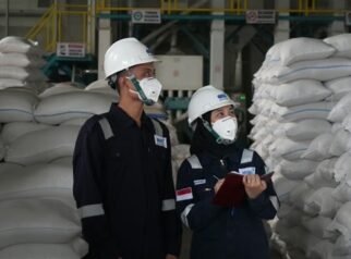 BULOG Kanwil Jawa Timur melaksanakan fumigasi