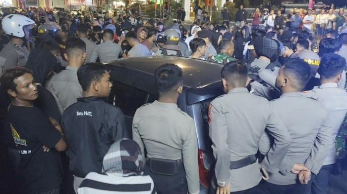 Pati Demonstration Initiator Husein, Nearly Beaten by a Mob at the Command Post Pati Demonstration Initiator Husein, Nearly Beaten by a Mob at the Command Post