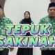 Karyawan KUA bersorak dan menepuk-nepuk Sakinah