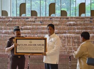 Presiden Prabowo Saksikan Gunungan Uang Rp 2,4 Triliun di Kejagung