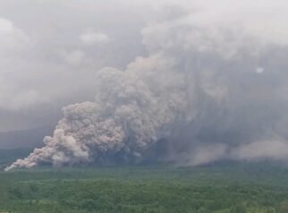 Semeru Erupsi Lagi, Kolom Abu Capai 1.000 Meter 4 image 750x 691da39b4ce62