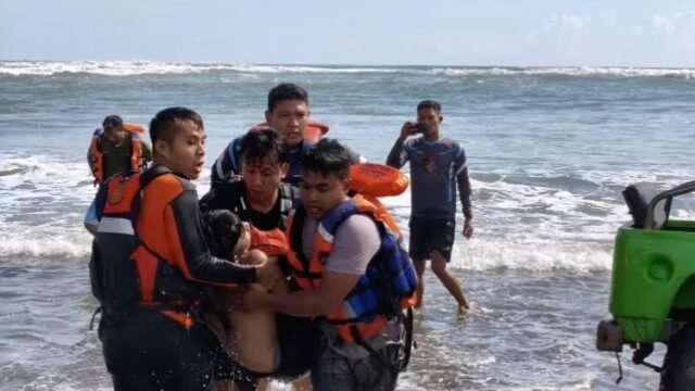 Libur Nataru, Empat Wisatawan Terseret Ombak di Pantai Parangtritis Berhasil Diselamatkan