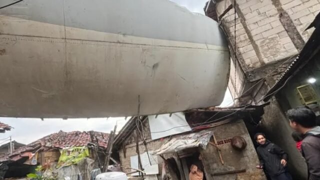 Puting Beliung di Kabupaten Bogor Bawa Bangkai Pesawat