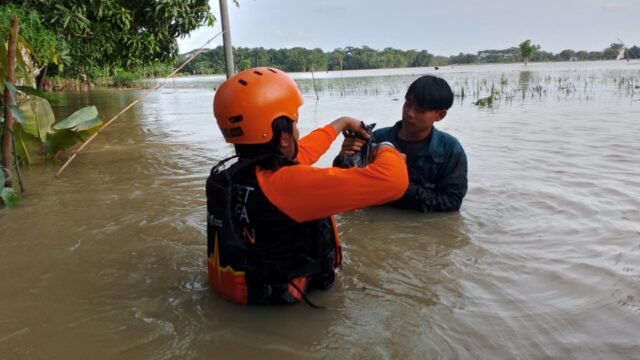 DMC Dompet Dhuafa Evakuasi Warga dan Salurkan Bantuan Banjir di Karawang