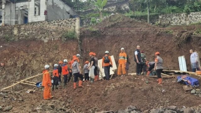 Empat Pekerja Tewas Tertimbun Longsor Tembok Penahan Tebing di Jatinangor