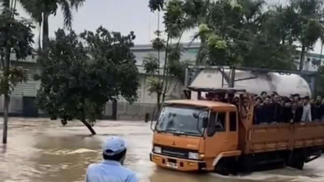 Video Karyawan Pabrik Dijemput Truk Saat Banjir Viral