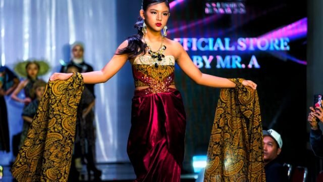 Renata Dvika Kusumah Tampil Bak Puteri Indonesia dalam Balutan Gaun Wastra Karya Mr. A