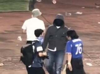 Suporter Masuk Lapangan Usai Persib Gagal Lolos ke Perempat Final ACL2