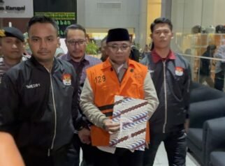 KPK Resmi Tahan Mantan Menag Yaqut Cholil Qoumas KPK Resmi Tahan Mantan Menag Yaqut Cholil Qoumas