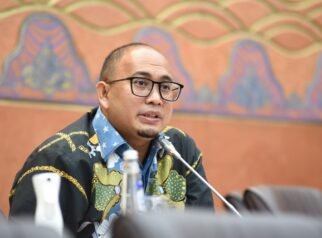 DPR Soroti Lambannya Birokrasi Pemprov Sumbar DPR Soroti Lambannya Birokrasi Pemprov Sumbar