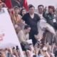 Momen Unik, Prabowo Lepas Baju di Depan Buruh Momen Unik, Prabowo Lepas Baju di Depan Buruh