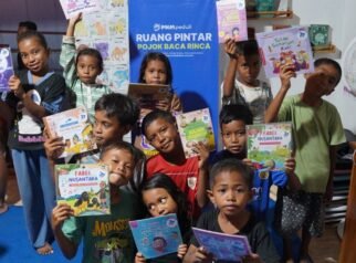 PNM Buka Akses Literasi bagi Anak Pesisir di NTT PNM Buka Akses Literasi bagi Anak Pesisir di NTT