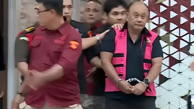 Dadan Hindayana Keluar dari Kejagung Kenakan Rompi Tahanan Dadan Hindayana Keluar dari Kejagung Kenakan Rompi Tahanan