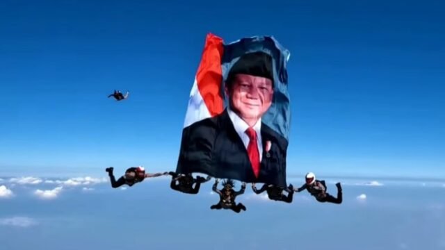 Atraksi Udara HUT Bhayangkara Tampilkan Foto Prabowo Atraksi Udara HUT Bhayangkara Tampilkan Foto Prabowo