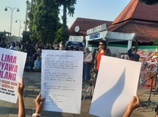 Suara Ibu Indonesia Soroti Kebijakan Pemerintah Aksi di Bundaran UGM Suara Ibu Indonesia Soroti Kebijakan Pemerintah Aksi di Bundaran UGM