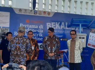 Sultan dan Purbaya Luncurkan Becak Listrik di Kota Yogyakarta Sultan dan Purbaya Luncurkan Becak Listrik di Kota Yogyakarta
