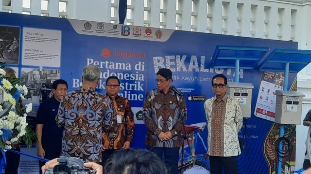 Sultan dan Purbaya Luncurkan Becak Listrik di Kota Yogyakarta Sultan dan Purbaya Luncurkan Becak Listrik di Kota Yogyakarta