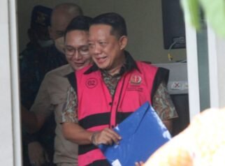 Febrie Kembali ke Rutan KPK Usai Diperiksa Kejagung 4 aa9779291d074a19a5275623e66bb0bc
