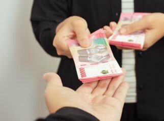 Rupiah Ditutup Melemah ke Rp17.862 4 komponen upah 1