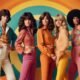 Tahun 2026, Gaya Retro 70-an Kuasai Mode Global 4 a group of models wearing 70s clothing with a retro background Sedang e1789841632109