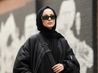 5 Inspirasi OOTD Serba Hitam untuk Perempuan 6 019920800 1769046881 OOTD Hijab Serba Hitam Besar