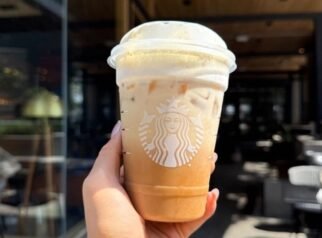 Starbucks Tutup Ratusan Gerai di Amerika Utara 12 Chocolate Brown Sugar Iced Shaken Espresso Sedang